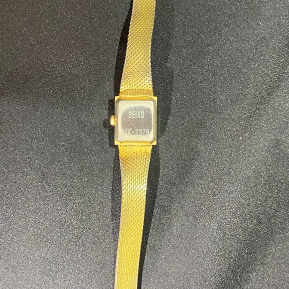 Estate Seiko Women’s Timepiece in 14K Gold with Genuine Diamond Accents - Picture 6 of 11